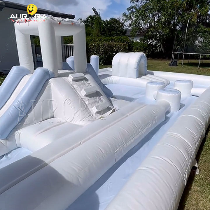 อุปกรณ์เล่นอ่อนลมกลางแจ้งสีขาว สนามเด็กเล่น สระว่ายน้ําสไลด์สําหรับเด็ก