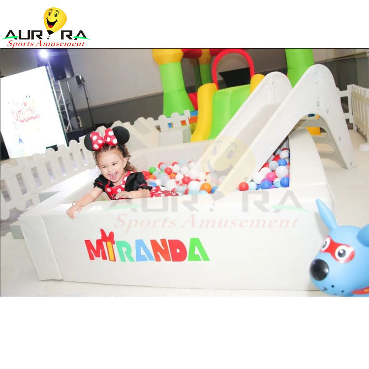 อุปกรณ์เล่นอ่อนแบบอัดอัดหลายสี ในบ้านเด็ก ลูกบอล Pit Toy ที่กําหนดเอง
