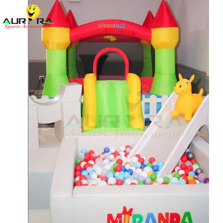 อุปกรณ์เล่นอ่อนแบบอัดอัดหลายสี ในบ้านเด็ก ลูกบอล Pit Toy ที่กําหนดเอง