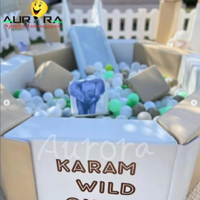 สีแดงและสีขาว PVC PU อุปกรณ์เล่นอ่อนที่อัดอัด