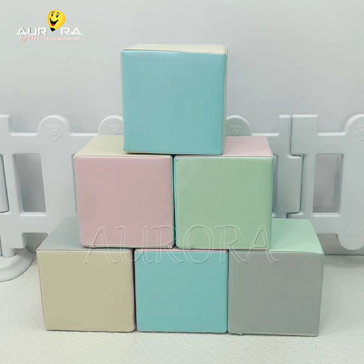 อุปกรณ์เล่นอ่อนแบบแต่งตัวสีสันในบ้านเด็กลูกบอลสําหรับงานเลี้ยงวันเกิด