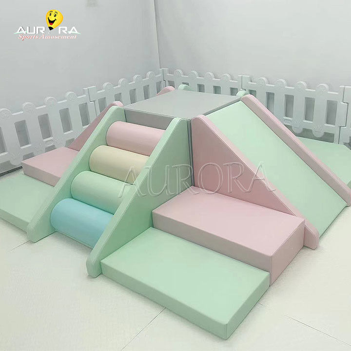 อุปกรณ์เล่นอ่อนแบบแต่งตัวสีสันในบ้านเด็กลูกบอลสําหรับงานเลี้ยงวันเกิด