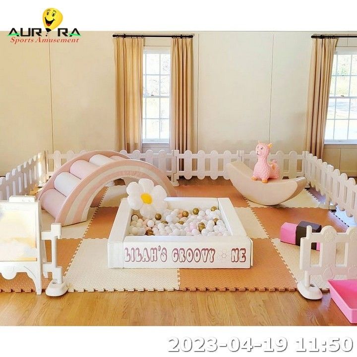 ขายร้อนสีแดง สีเบจ ใส่เครื่องเล่นในอุโมงค์เด็ก