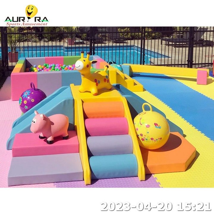PU ผิวหนังเด็ก อุปกรณ์เล่นอ่อน ค้อนฟอง สนามเล่นภายใน บอล ปิท พูล สีฟ้า