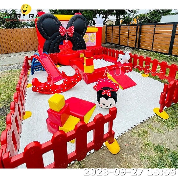 สีแดง Outdoor Soft Play Sets สนามเด็กเล่นที่มีลมพัดปราสาทสําหรับเด็ก