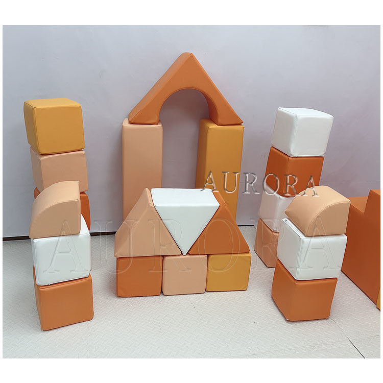 อุปกรณ์เล่นอ่อนสีส้มที่กําหนดเอง สนามเด็กเล่นกลางแจ้งภายในบ้าน พร้อมถ้ําลูกบอล