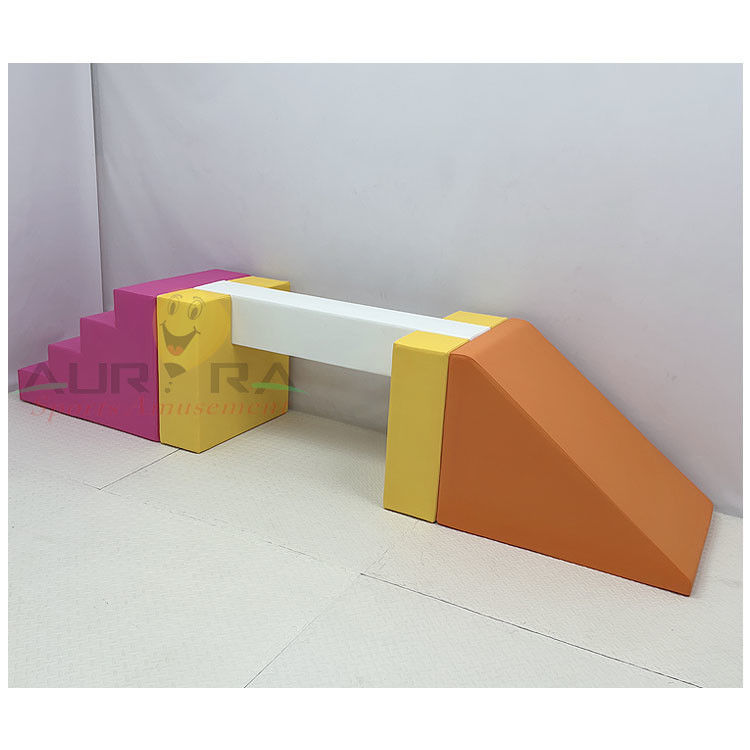 อุปกรณ์เล่นอ่อนสีส้ม กับบอลปิท และสไลด์ สีชมพู สีแดง สนามเล่นอ่อนในบ้าน